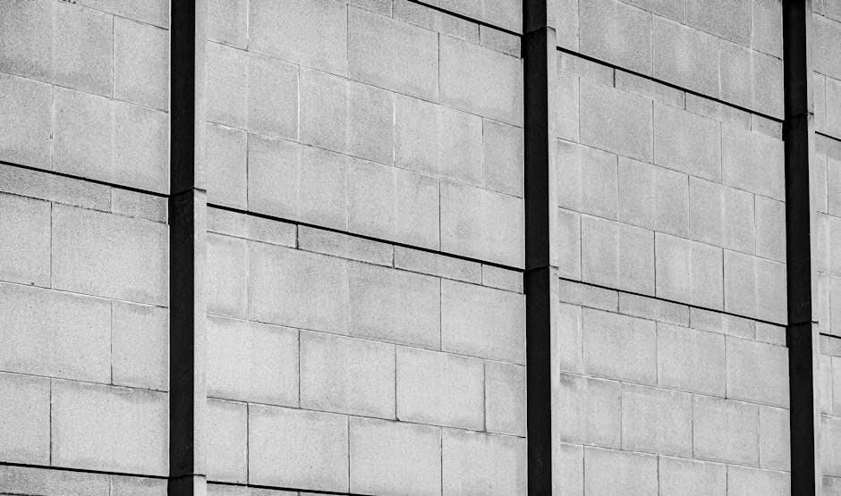 minimalistyczne wnętrze z surową ścianą wykończoną betonem architektonicznym