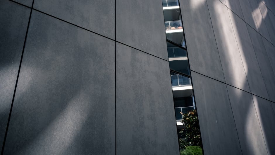 Nowoczesna fasada budynku wykończona płytami z betonu architektonicznego